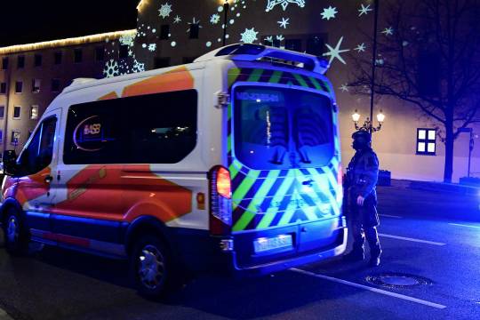 一架小型飞机在巴西一个旅游胜地坠毁,造成至少10人死亡